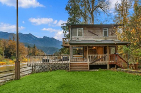 Riverfront Retreat Hot Tub Sauna Yard Gazebo and VIEWS